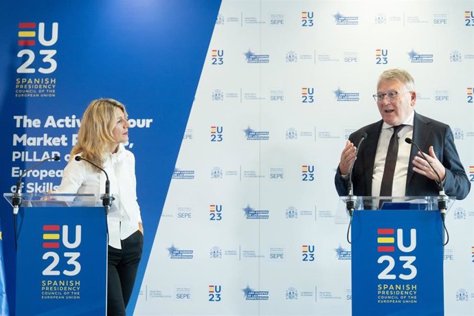 La vicepresidenta segunda y ministra de Trabajo y Economía Social en funciones, Yolanda Díaz, y el comisario europeo de Empleo y Derechos Sociales, Nicolas Schmit.