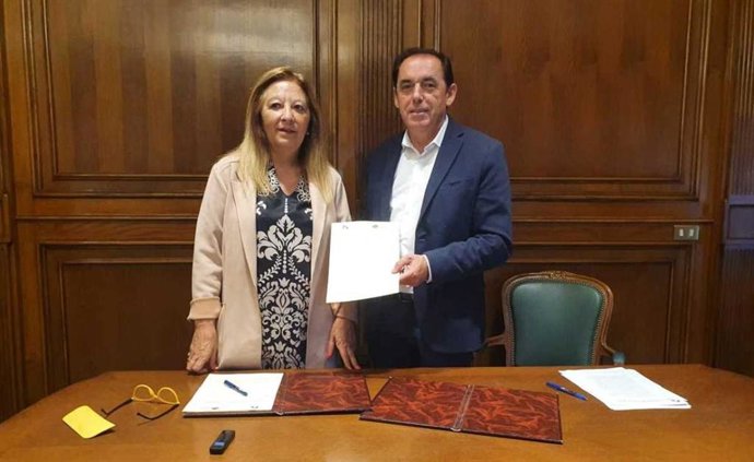 Lourdes Andrés y Benito Serrano firman el convenio de colaboración.