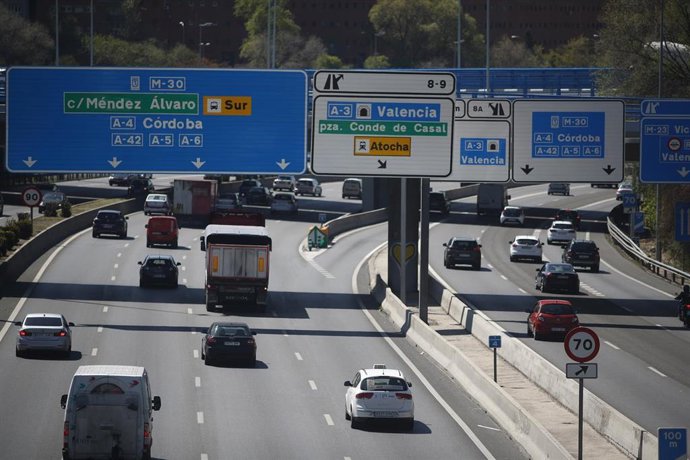 Archivo - Tráfico en una de las carreteras que rodean Madrid. 