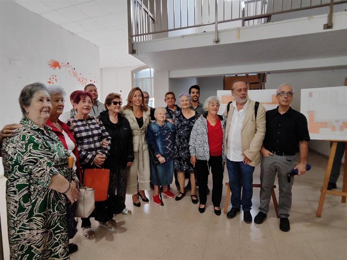 La alcaldesa de Zaragoza, Natalia Chueca, en el nuevo centro de mayores