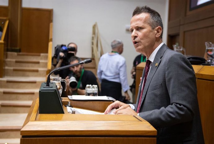 En el pleno, el consejero de Educación, Jokin Bildarratz ha presentado el texto legal