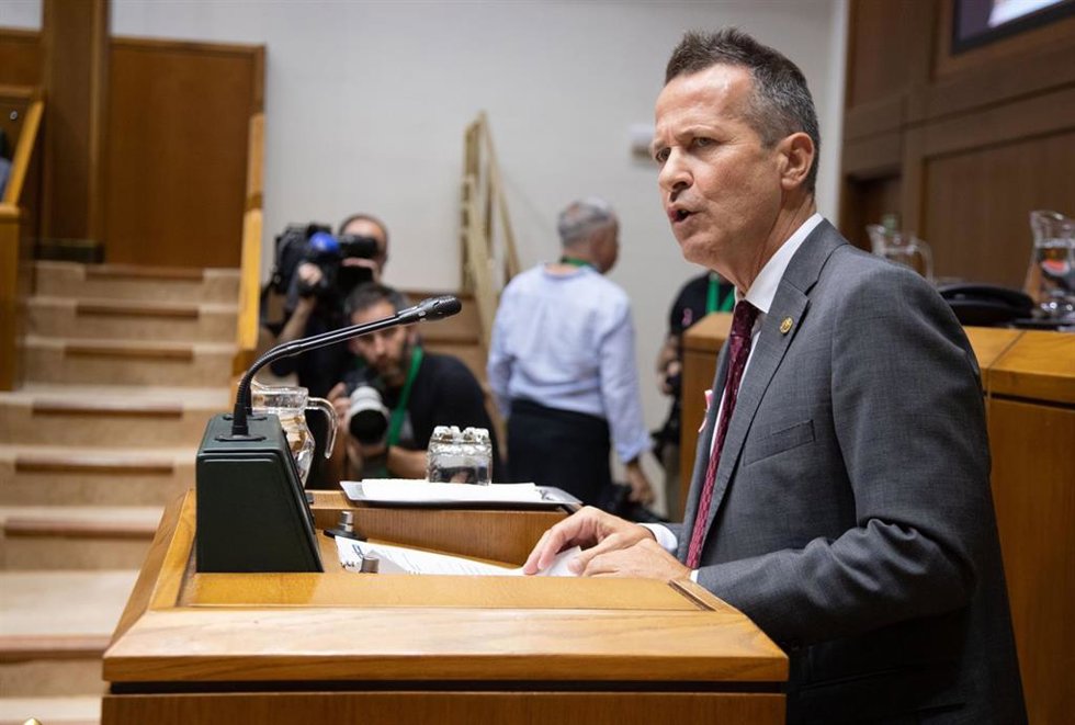 En el pleno, el consejero de Educación, Jokin Bildarratz ha presentado el texto legal