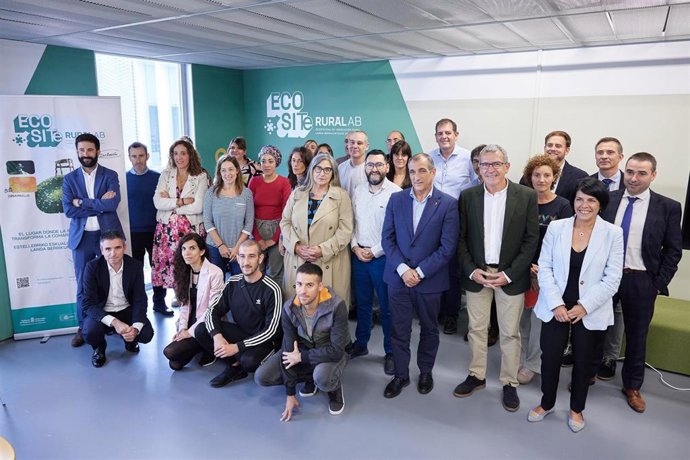 Imagen de los participantes en la visita al espacio 'Ecosite RuralLab'