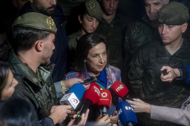La ministra de Defensa en funciones, Margarita Robles, atiende a medios durante su visita al puente 'Mabey', a 19 de octubre de 2023, en Aldea del Fresno (Madrid).