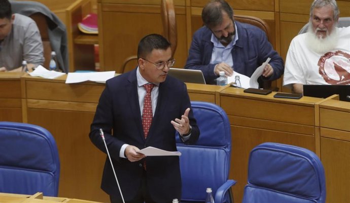 Archivo - El conselleiro do Medio Rural, José González, en el Parlamento
