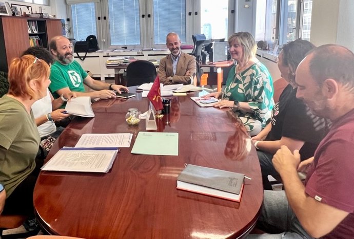 Reunión del consejro de Educación, Sergio Silva, y AMPAS.