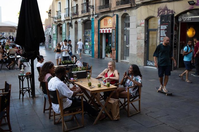 Archivo - Varias personas sentadas en bares en la plaza dels ngels del Raval, a 4 de agosto de 2022, en Barcelona, Cataluña (España). 