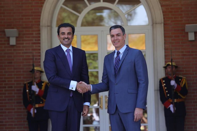 Archivo - El Emir de Qatar, Tamim bin Hamad Al Thani (i) y el presidente del Gobierno, Pedro Sánchez (d), posan a su llegada al Palacio de la Moncloa, a 18 de mayo de 2022