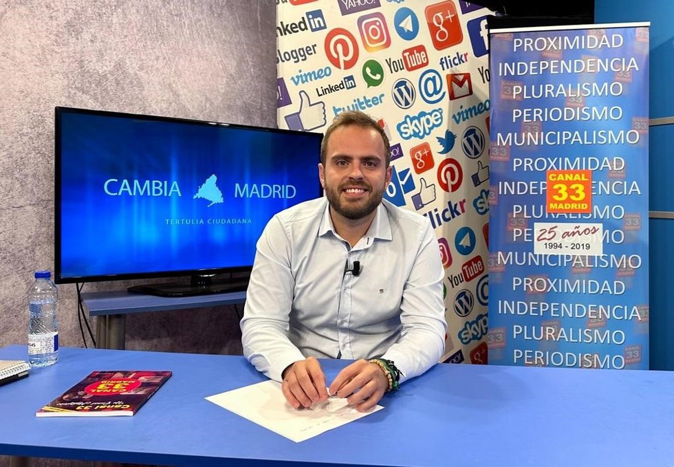 El alcalde de Arganda del Rey, Alberto Escribano, en una entrevista en Canal 33 TV.