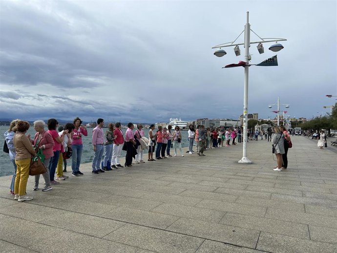 Decenas de mujeres forman una cadena humana en Santander por la lucha contra el cáncer de mama.