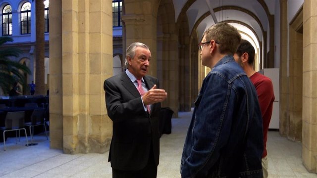 El diplomático y exdirector del CNI, Jorge Dezcallar, en el claustro de la Universidad de Deusto en Bilbao antes de ofrecer la conferencia "La guerra en la Franja de Gaza y su repercusión internacional"