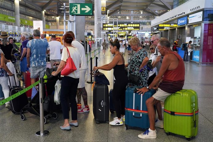Archivo - Cientos de personas llegan al aeropuerto Málaga-Costa del Sol, con motivos del inicio de las vacaciones de verano, donde se espera más de 2.000 vuelos el primer fin de semana de Julio. a 30 de junio de 2023 en Málaga, Andalucía.