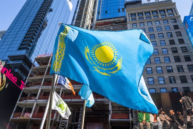 Archivo - February 27, 2022, New York, New York, us: People rally against the represive Kazakhstan regime in Times Square as well as showing their support for Ukraine. Kazakhstan government accused of torture/killing political prisioners..kazakhstan flag 