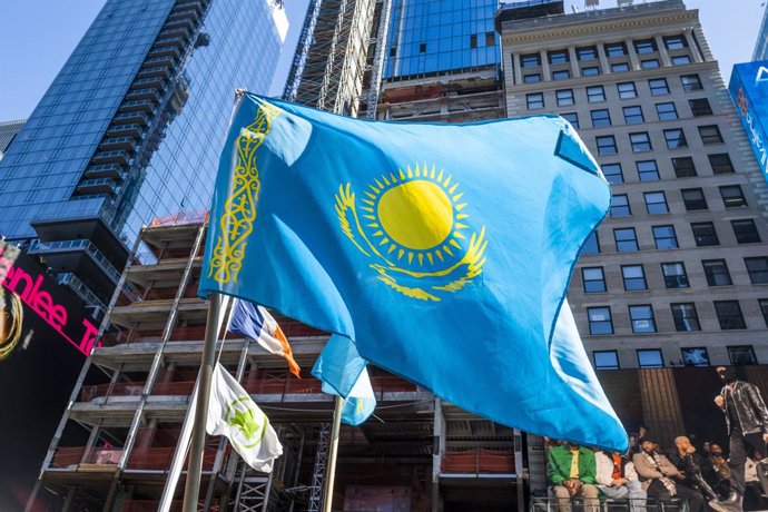 Archivo - February 27, 2022, New York, New York, us: People rally against the represive Kazakhstan regime in Times Square as well as showing their support for Ukraine. Kazakhstan government accused of torture/killing political prisioners..kazakhstan fla