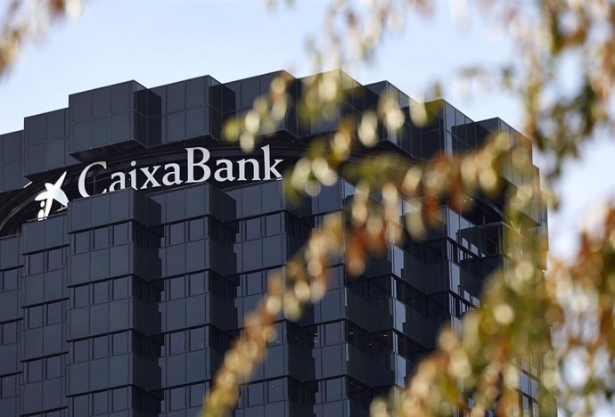 Archivo - La sede de Caixabank en Barcelona