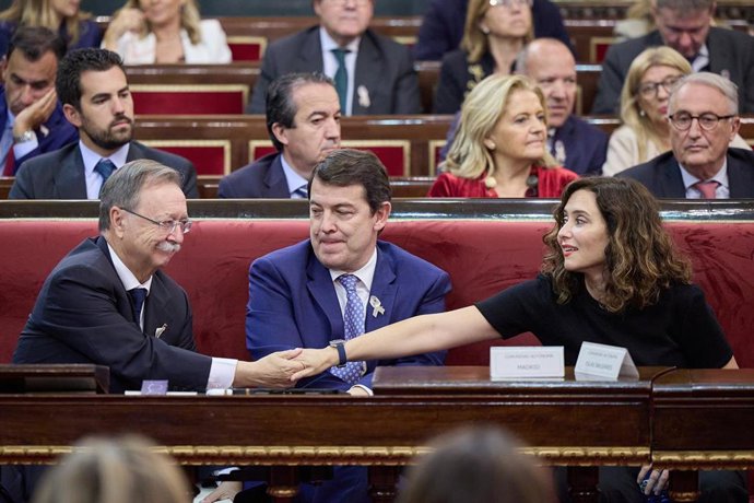 El presidente de Ceuta, Juan Jesús Vivas; el presidente de la Junta de Castilla y León, Alfonso Fernández Mañueco y la presidenta de la Comunidad de Madrid, Isabel Díaz Ayuso, a su llegada a un debate tras la Comisión General de las CCAA