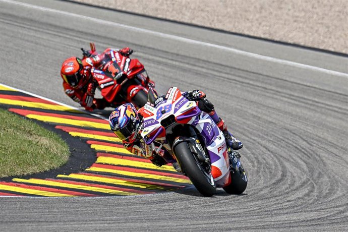 Archivo - Jorge Martín por delante de Francesco Bagnaia durante el Gran Premio de Alemania 2023