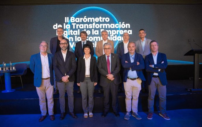 Foto de familia de la presentación del II Barómetro TI de la Transformación Digital en las Empresas de la Comunidad Valenciana