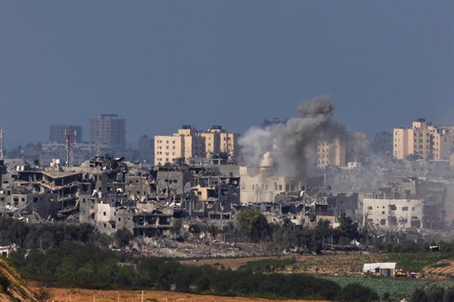 19 October 2023, Israel, Sderot: Smoke billows over the Gaza Strip during Israeli bombardment as fighting between Israeli troops and Islamist Hamas militants continues. Photo: Ilia Yefimovich/dpa