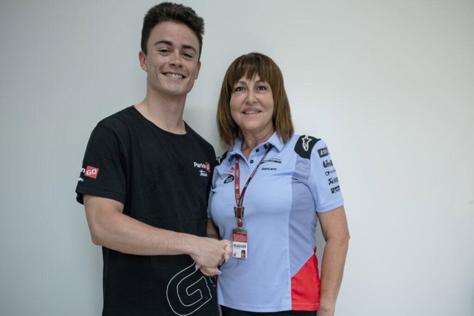 El piloto español Manuel González (junto a Nadia Padovani Gresini) ficha por el Gresini Racing de Moto2