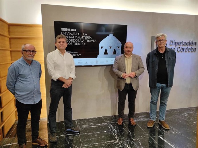 El delegado de Cultura de la Diputación, Gabriel Duque (segundo por la dcha.), en la presentación de 'Todo lo que brilla'.