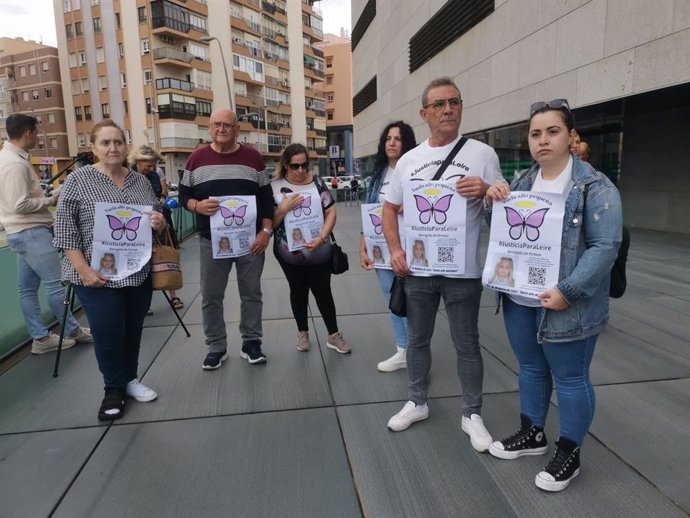 Familiares y allegados de la niña Leire frente a la Ciudad de la Justicia de Almería.