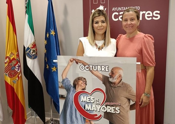 Archivo - La concejala de Servicios Sociales, Encarna Solís, y la de Participación Ciudadana, Jacobi Ceballos, en la presentación de los actos del Mes del Mayor