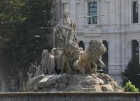 Tiñen de rojo las fuentes de Cibeles y Neptuno de la capital en apoyo a Palestina
