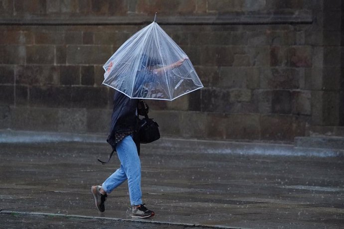 Una persona camina con un paraguas durante el paso de la borrasca Aline, a 19 de octubre de 2023.