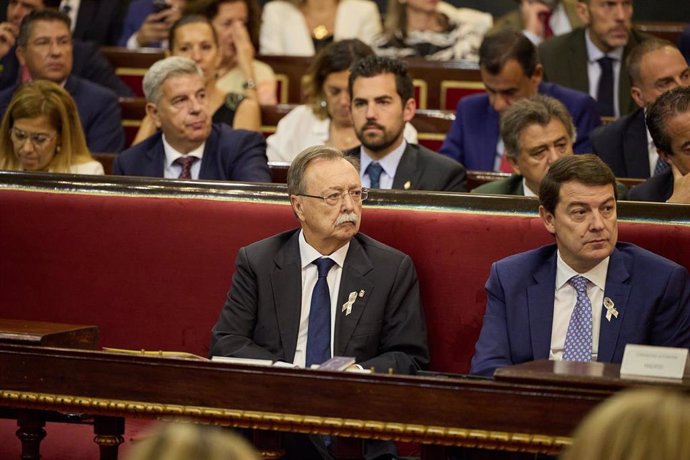 El presidente de Ceuta, Juan Jesús Vivas (i) y el presidente de la Junta de Castilla y León, Alfonso Fernández Mañueco (d), durante un debate tras la Comisión General de las Comunidades Autónomas, en el Senado, a 19 de octubre de 2023, en Madrid (España