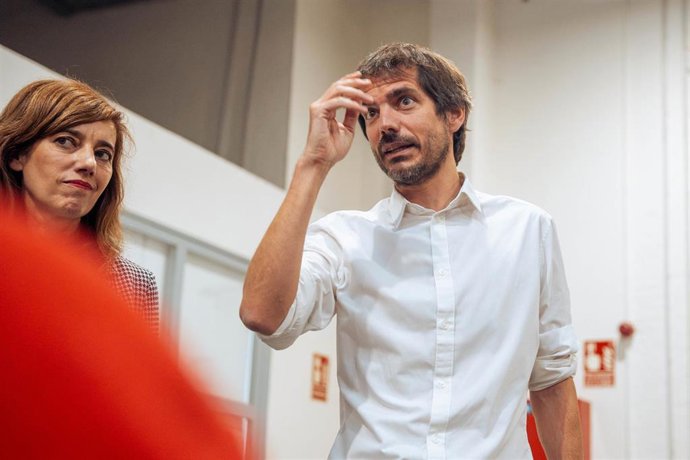 La portavoz de Sumar en el Congreso, Marta Lois, junto al portavoz de Sumar, Ernest Urtasun.