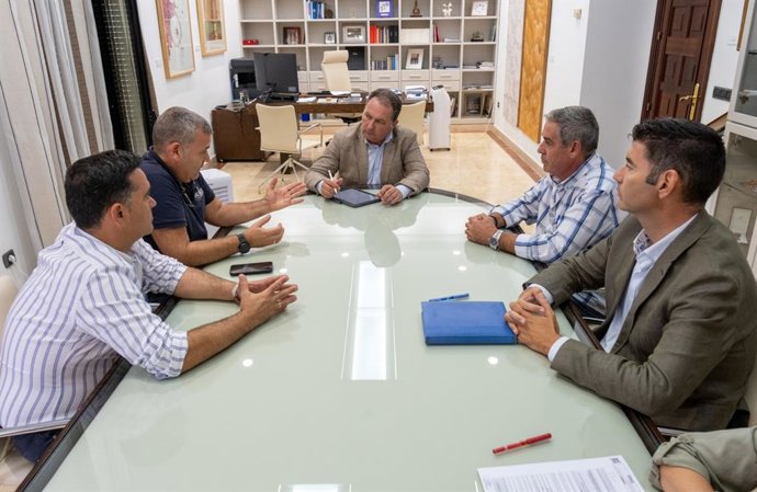 Reunión entre el presidente de la Diputación de Huelva, David Toscano, y representantes de los sectores del mueble, calzado y la artesanía de Valverde del Camino.
