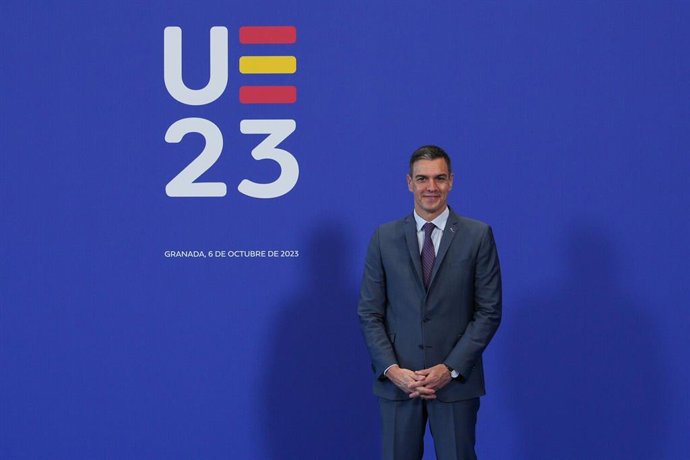 El presidente del Gobierno en funciones, Pedro Sánchez, a la espera de saludar a los jefes de Estados o de Gobierno de la Unión Europea que asisten a la III Cumbre de la Comunidad Política Europea (CPE), a 06 de octubre del 2023 en Granada (España).
