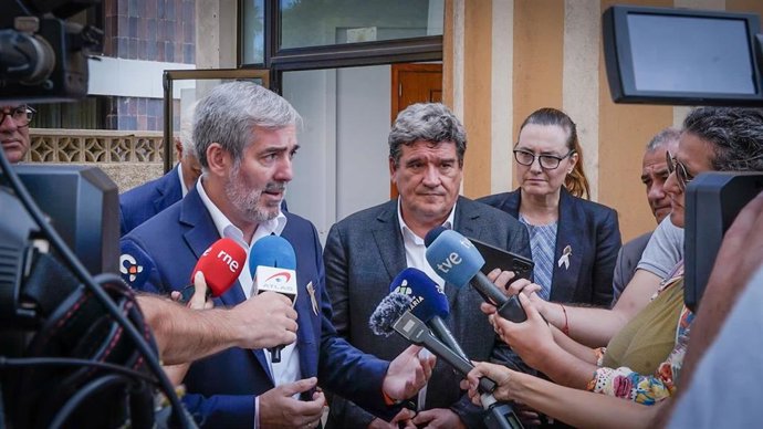 El presidente de Canarias, Fernando Clavijo, atiende a los medios de comunicación en El Hierro en compañía del ministro de Migraciones, José Luis Escrivá
