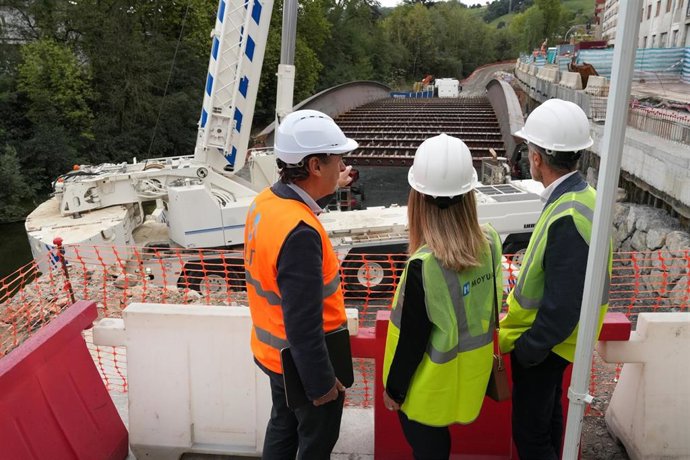 URA coloca la estructura del nuevo puente sobre el Oria en la zona de la antigua Portería de CAF, en Beasain