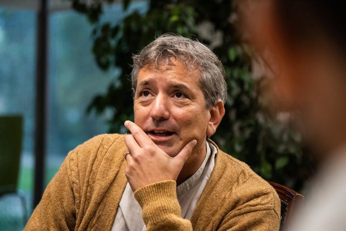 El escritor Santiago Roncagliolo durante la presentación de su libro 'El año en que nació el demonio', en la Biblioteca de El Retiro, a 19 de octubre de 2023, en Madrid (España). El libro está contextualizado en una ciudad en la que se mueve el crimen y