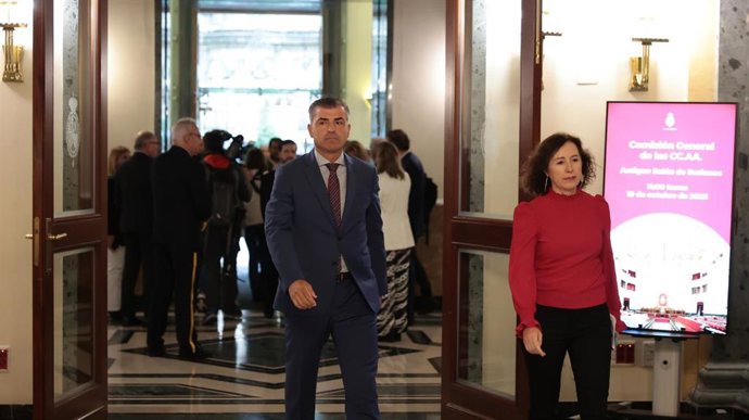 El vicepresidente de Canarias, Manuel Domínguez, a su llegada a un debate tras la Comisión General de las Comunidades Autónomas, en el Senado, a 19 de octubre de 2023, en Madrid (España). En la Comisión, Aragons, ha defendido la amnistía y el referéndu