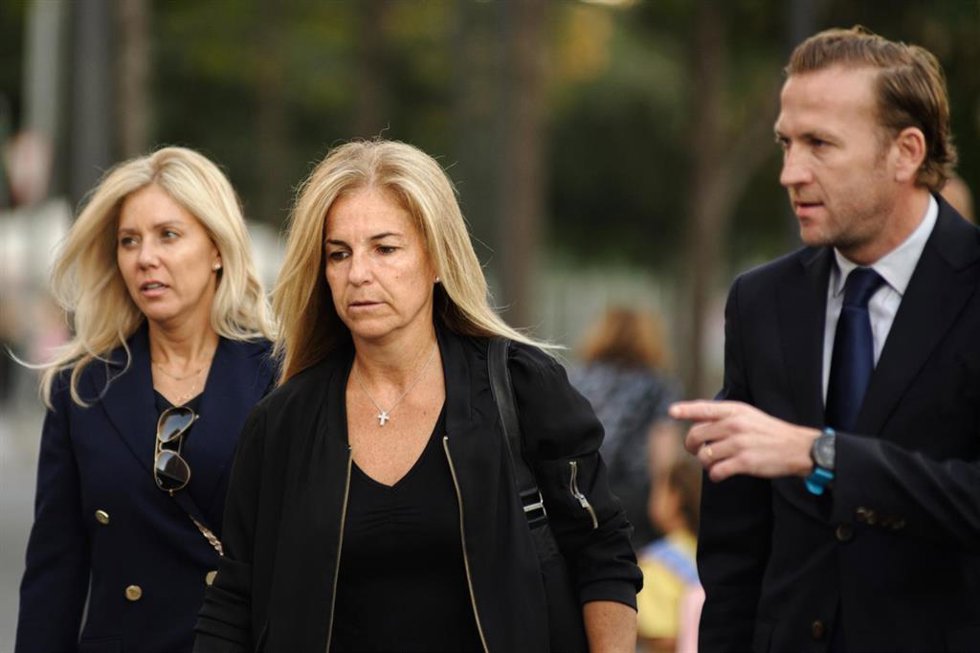 Archivo - La extenista Arantxa Sánchez Vicario (c) a su llegada al juicio acusada por alzamiento de bienes, en la Ciutat de la Justícia.