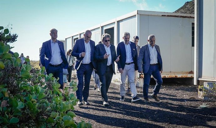 El ministro de Migraciones; José Luis Escrivá, y el presidente de Canarias, Fernando Clavijo (c), en una visita a El Hierro para conocer la capacidad de acogida de migrantes en la isla
