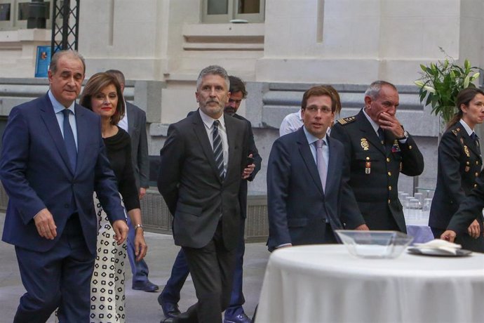 Archivo - El ministro del Interior en funciones, Fernando Grande-Marlaska, y el alcalde de Madrid, José Luis Martínez-Almeida, en un acto de la Policía celebrado en 2019