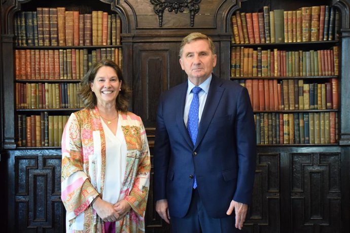La directora general de FreeNow España, Isabel García, i el secretari general de Foment del Treball, David Tormos