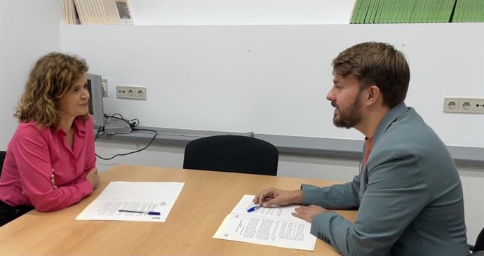 La parlamentaria andaluza Esperanza Gómez (Por Andalucía), reunida con el diputado de Compromís-Sumar en el Congreso Alberto Ibáñez.