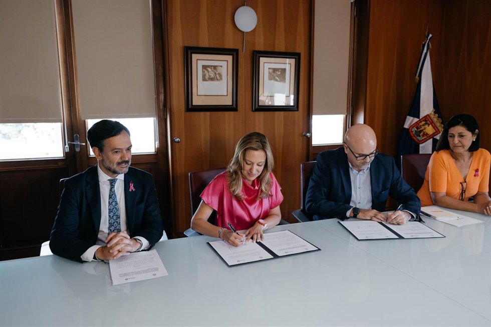 El vicepresidente y consejero de Turismo del Cabildo de Tenerife, Lope Afonso, la presidenta, Rosa Dávila, y el gerente de Ashotel, Juan Pablo González, en la firma de un protocolo de mejora de la movilidad