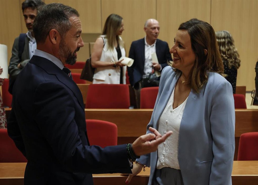 Archivo - El portavoz de Vox en el Ayuntamiento de Valncia, Juan Manuel Badenas, y la alcaldesa María José Catalá en imagen de archivo 