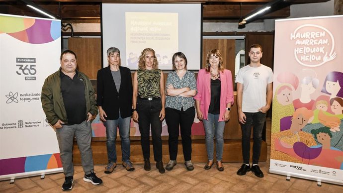 La vicepresidenta Ana Ollo acompañada por las ponentes de la jornada y el presidente de Euskaltzaleen Topagunea en Navarra, Oskar Zapata.
