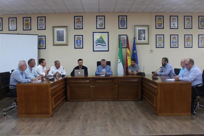 Ayuntamientos de la Axarquía se reúnen para analizar propuestas ante la falta de agua en la comarca.