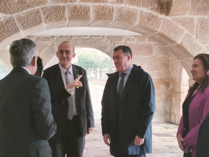 El rector de la UVigo, Manuel Reigosa, y el conselleiro de Cultura, Educación, FP e Universidades, Román Rodríguez.