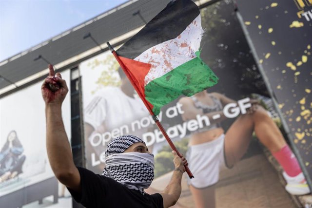 Un manifestante con una bandera ensangrentada de Palestina durante una protesta junto a la Embajada de Estados Unidos en Beirut, Líbano.