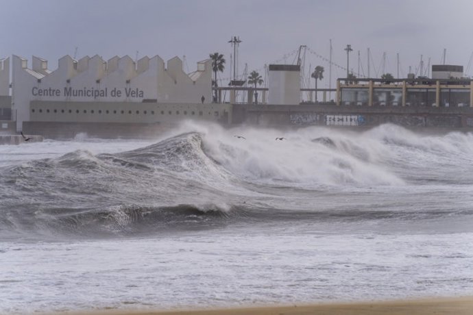 Archivo - Platja de Barcelona durant un temporal