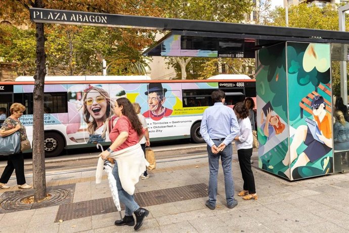 Un autobús circula junto a la parada de tranvía de Plaza Aragón, en Zaragoza.